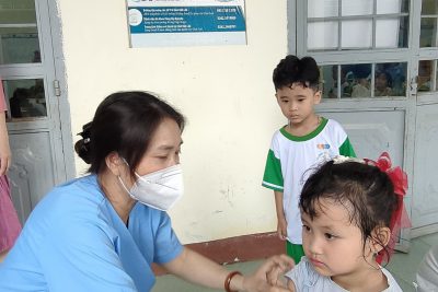 NHà trường phối hợp với Trạm y tế Phường An Bình tiêm Sởi-Rubella tại trường cho trẻ